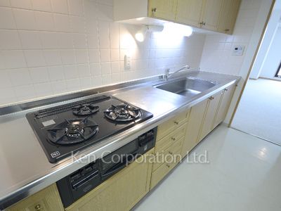 Kitchen ※Photo of the same layout on 14 floor. Decoration and fixture may differ.