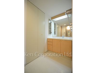Powder Room ※Photo of the same layout on 14 floor. Decoration and fixture may differ.