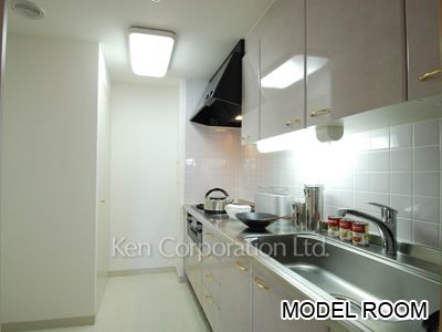 Kitchen ※Photo of the same layout on 8 floor. Decoration and fixture may differ.