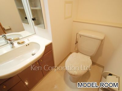 Lavatory ※Photo of the same layout on 8 floor. Decoration and fixture may differ.