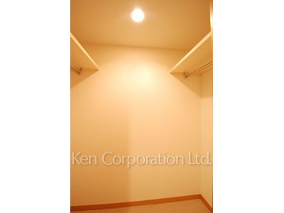 Walk-In Closet ※Photo of the same layout on 8 floor. Decoration and fixture may differ.