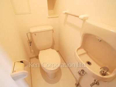 Lavatory ※Photo of the same layout on 4 floor. Decoration and fixture may differ.