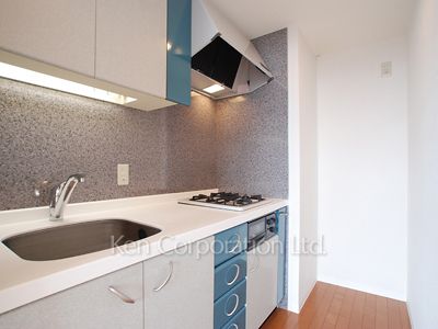 Kitchen ※Photo of the same layout on 8 floor. Decoration and fixture may differ.