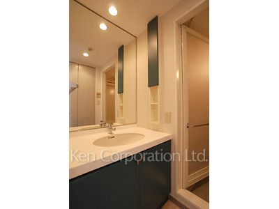 Powder Room ※Photo of the same layout on 8 floor. Decoration and fixture may differ.