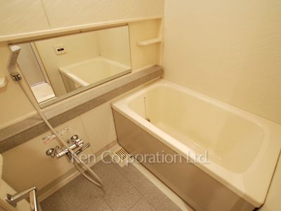 Bath ※Photo of the same layout on 8 floor. Decoration and fixture may differ.