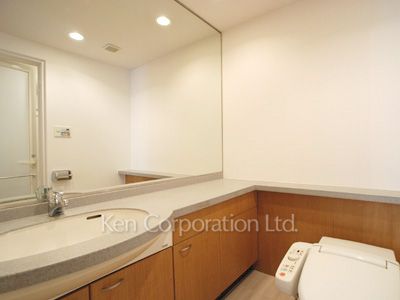 Powder Room ※Photo of the same layout on 4 floor. Decoration and fixture may differ.