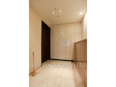 Entrance ※Photo of the same layout on 26 floor. Decoration and fixture may differ.