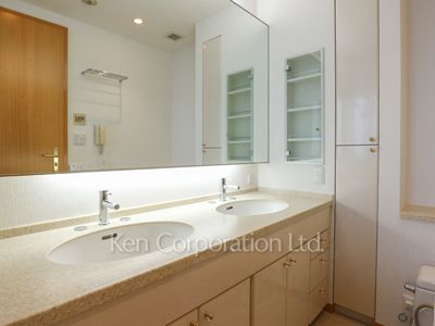 Powder Room ※Photo of the same layout on 26 floor. Decoration and fixture may differ.