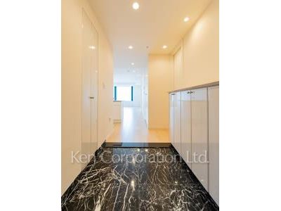Entrance ※Photo of the same layout on 27 floor. Decoration and fixture may differ.