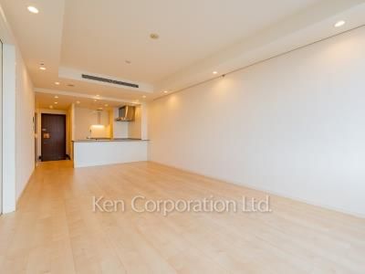 Living-Dining ※Photo of the same layout on 27 floor. Decoration and fixture may differ.