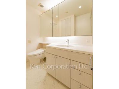 Powder Room ※Photo of the same layout on 27 floor. Decoration and fixture may differ.