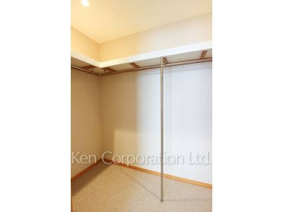 Walk-In Closet ※Photo of the same layout on 34 floor. Decoration and fixture may differ.