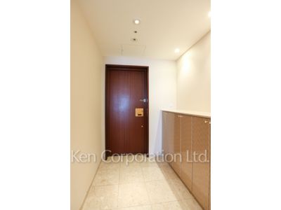 Entrance ※Photo of the same layout on 34 floor. Decoration and fixture may differ.