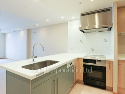Kitchen ※Photo of the same layout on 34 floor. Decoration and fixture may differ.