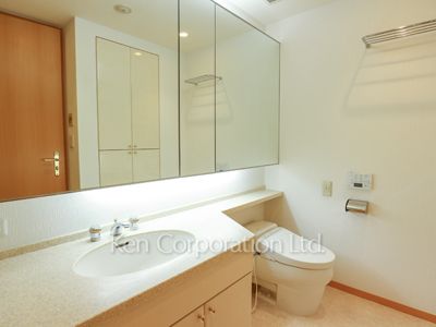 Powder Room ※Photo of the same layout on 34 floor. Decoration and fixture may differ.