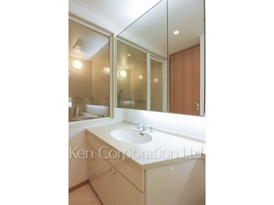 Powder Room ※Photo of the same layout on 34 floor. Decoration and fixture may differ.
