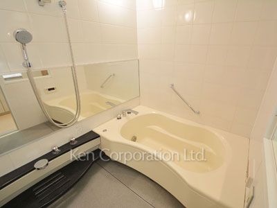 Bath ※Photo of the same layout on 25 floor. Decoration and fixture may differ.