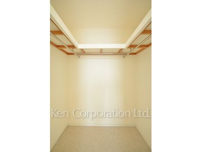 Walk-In Closet ※Photo of the same layout on 33 floor. Decoration and fixture may differ.