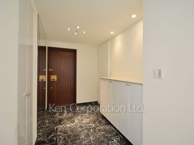 Entrance ※Photo of the same layout on 33 floor. Decoration and fixture may differ.
