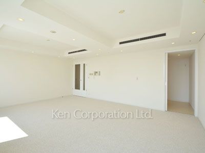 Living-Dining ※Photo of the same layout on 33 floor. Decoration and fixture may differ.