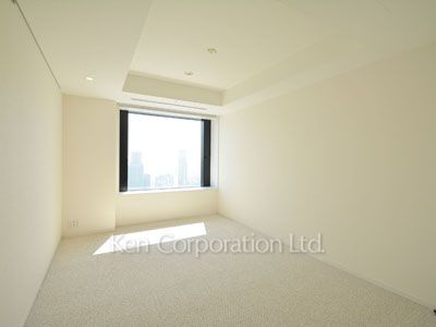 Master Bedroom ※Photo of the same layout on 33 floor. Decoration and fixture may differ.