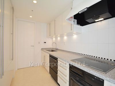Kitchen ※Photo of the same layout on 33 floor. Decoration and fixture may differ.