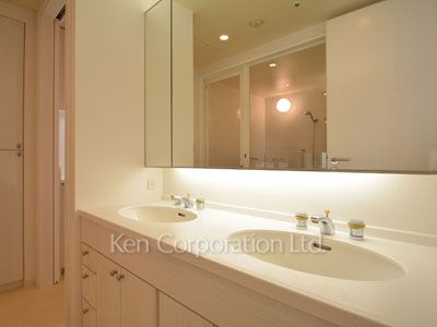 Powder Room ※Photo of the same layout on 33 floor. Decoration and fixture may differ.