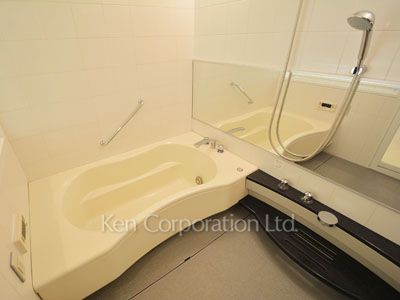 Bath ※Photo of the same layout on 33 floor. Decoration and fixture may differ.