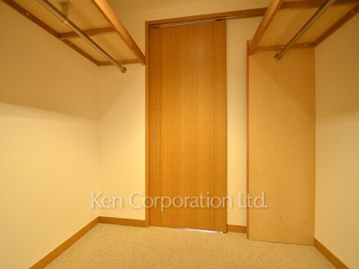 Walk-In Closet ※Photo of the same layout on 24 floor. Decoration and fixture may differ.