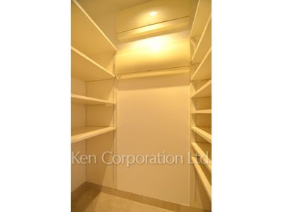 Shoes-In Closet ※Photo of the same layout on 24 floor. Decoration and fixture may differ.