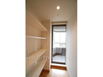 Closet ※Photo of the same layout on 20 floor. Decoration and fixture may differ.