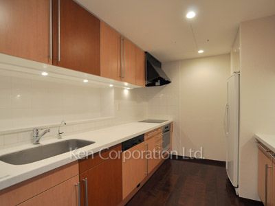 Kitchen ※Photo of the same layout on 26 floor. Decoration and fixture may differ.