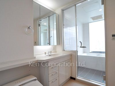 Powder Room ※Photo of the same layout on 26 floor. Decoration and fixture may differ.