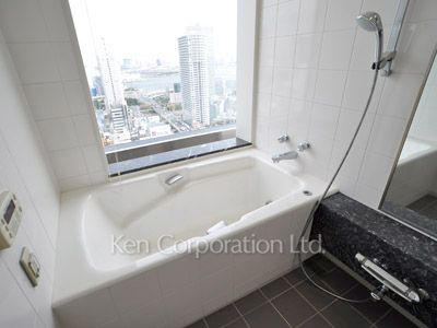 Bath ※Photo of the same layout on 26 floor. Decoration and fixture may differ.