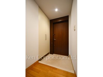 Entrance ※Photo of the same layout on 12 floor. Decoration and fixture may differ.
