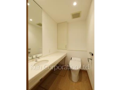 Lavatory ※Photo of the same layout on 10 floor. Decoration and fixture may differ.
