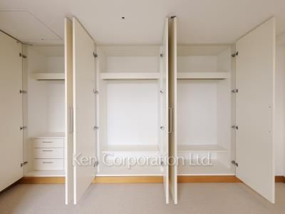 Closet ※Photo of the same layout on 10 floor. Decoration and fixture may differ.