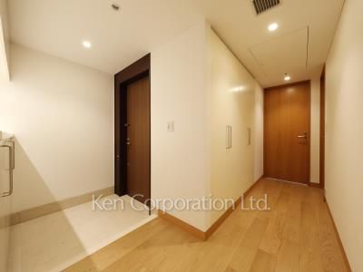 Entrance ※Photo of the same layout on 10 floor. Decoration and fixture may differ.