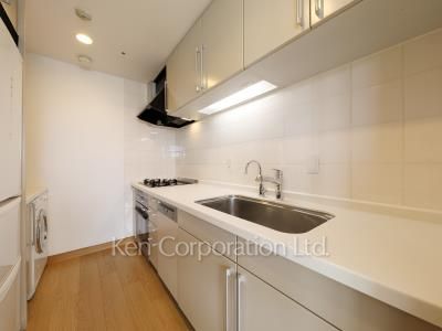 Kitchen ※Photo of the same layout on 10 floor. Decoration and fixture may differ.