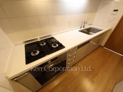 Kitchen ※Photo of the same layout on 10 floor. Decoration and fixture may differ.