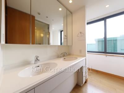 Powder Room ※Photo of the same layout on 10 floor. Decoration and fixture may differ.
