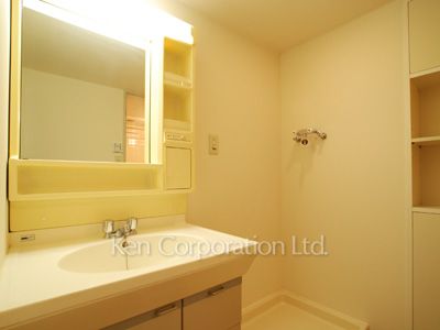 Powder Room ※Photo of the same layout on 2 floor. Decoration and fixture may differ.