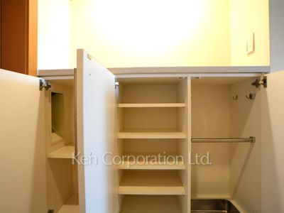 Shoes Closet ※Photo of the same layout on 15 floor. Decoration and fixture may differ.