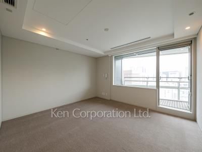 Master Bedroom ※Photo of the same layout on 23 floor. Decoration and fixture may differ.