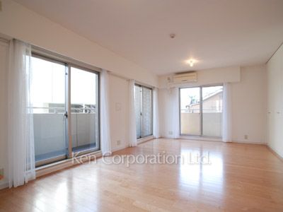 Living-Dining ※Photo of the same layout on 4 floor. Decoration and fixture may differ.