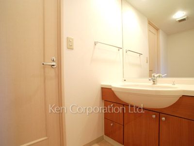 Powder Room ※Photo of the same layout on 4 floor. Decoration and fixture may differ.