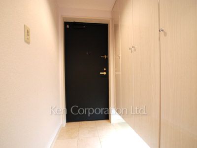 Entrance ※Photo of the same layout on 14 floor. Decoration and fixture may differ.