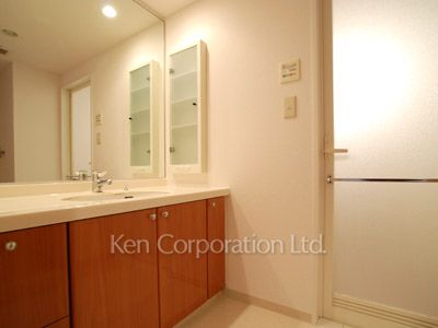 Powder Room ※Photo of the same layout on 14 floor. Decoration and fixture may differ.
