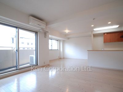 Living-Dining ※Photo of the same layout on 11 floor. Decoration and fixture may differ.