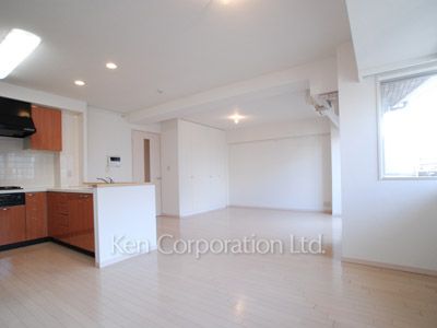 Living-Dining ※Photo of the same layout on 11 floor. Decoration and fixture may differ.